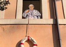 Kolejny mural z papieżem w Rzymie