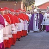 Pokutna procesja w Środę Popielcową wyrusza z bazyliki św. Anzelma. Celem jest bazylika św. Sabiny, gdzie co roku papież przewodniczy liturgii z posypaniem głów popiołem.