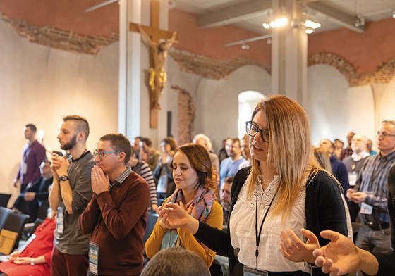 Liderzy spotkali się na uwielbieniu i formacji prowadzonej przez osoby odpowiedzialne za ICCRS, pracujące nad nowymi strukturami zrzeszającymi cały katolicki świat charyzmatyczny (CHARIS).