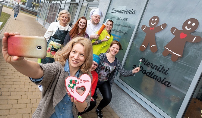 Osoby zagrożone wykluczeniem znalazły słodkie i inspirujące zajęcie. Pani Agnieszka (z telefonem) zajmuje się wymyślaniem nowych produktów. Każdy  ma tu swoje miejsce  i jest ważny.