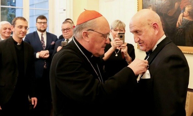 Prof. Marek Krawczyk odebrał odznaczenie podczas uroczystości w Domu Arcybiskupów Warszawskich
