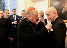 Prof. Marek Krawczyk odebrał odznaczenie podczas uroczystości w Domu Arcybiskupów Warszawskich