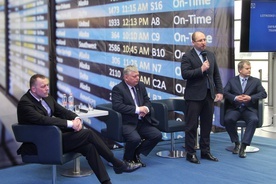 Podczas podpisywania umów obecni byli (od lewej): Mikołaj Wild, Marek Suski, Adam Bielan i Mariusz Szpikowski
