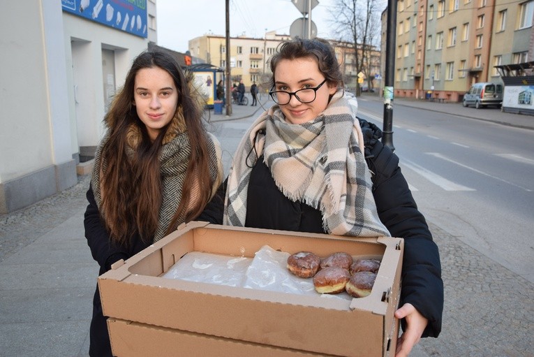 Julia (z lewej) i Adelina podarowały przechodniom nie tylko pączka, ale także uśmiech