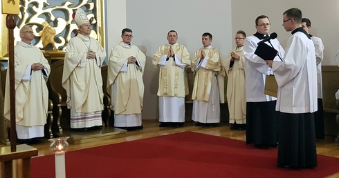 W imieniu seminaryjnej wspólnoty życzenia bp. Piotrowi złożył  Michał Kopciński, alumn V roku, dziekan alumnatu