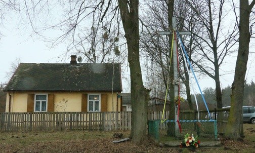 Krzyż przed rodzinnym domem Pękalów to znak zawierzenia Bogu