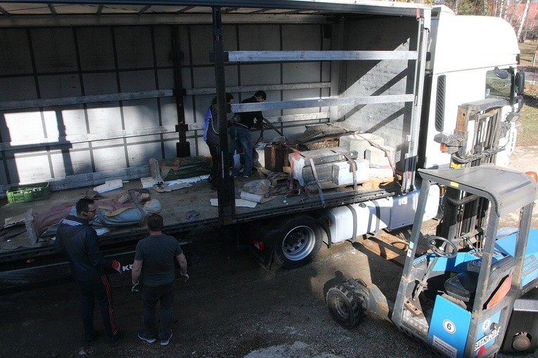 Przywieźli z Niemiec meble do kościołów