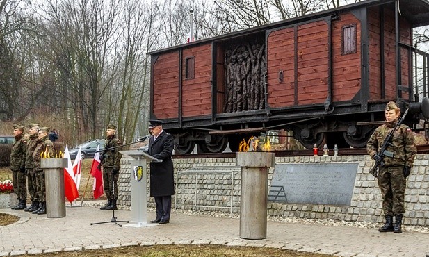Bytom: obchody Dnia Pamięci Żołnierzy Wyklętych pod pomnikiem ofiar Tragedii Górnośląskiej