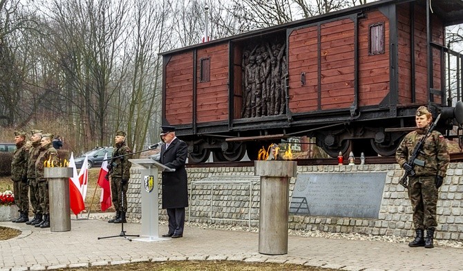 Bytom: obchody Dnia Pamięci Żołnierzy Wyklętych pod pomnikiem ofiar Tragedii Górnośląskiej