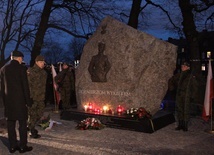 Uczestnicy uroczystości złożyli kwiaty przy pomniku Żołnierzy Wyklętych w Gdańsku