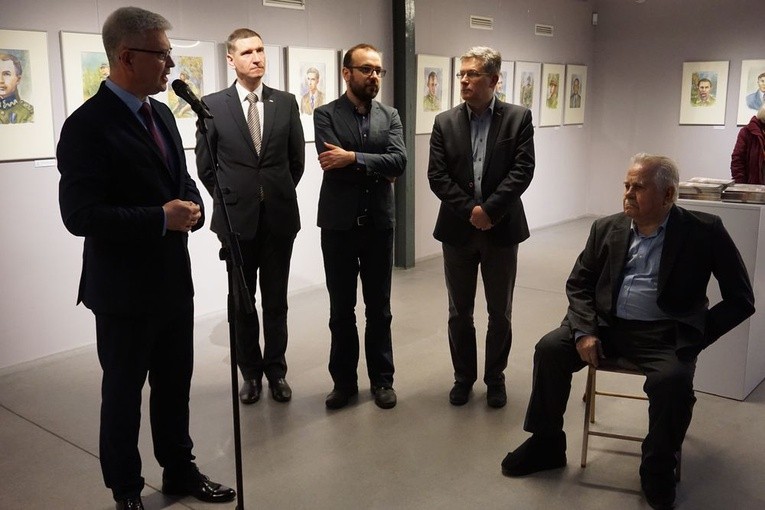 Galeria obrazów Józefa Obacza to ponad 50 portretów żołnierzy wyklętych