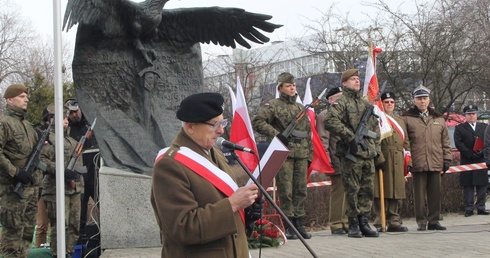 Uroczystości odbywały się przy pomniku Żołnierzy Zrzeszenia Wolności i Niezawisłość "Żołnierze Wyklęci" 