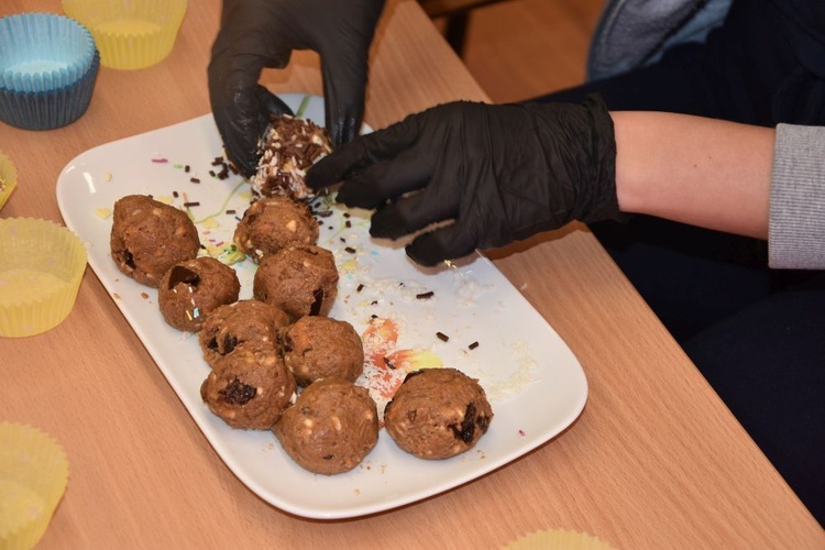 Kot i pączki na katechezie