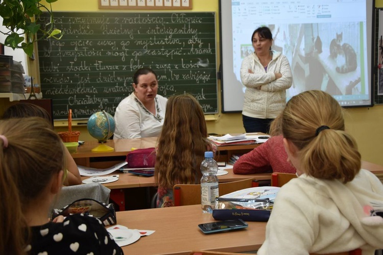 Kot i pączki na katechezie