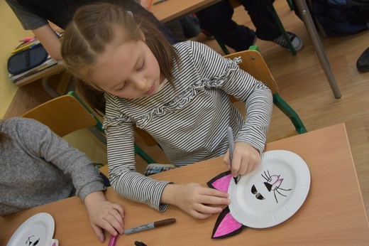 Kot i pączki na katechezie