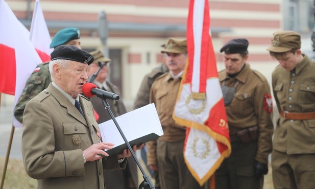 Uroczysty hołd pod pomnikiem na skwerze Narodowych Sił Zbrojnych