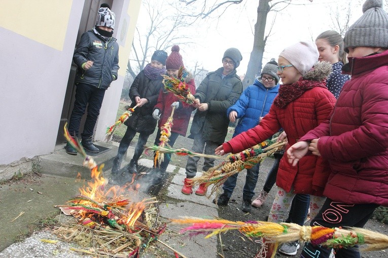 Palenie palm na Środę Popielcową