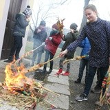 Palenie palm na Środę Popielcową