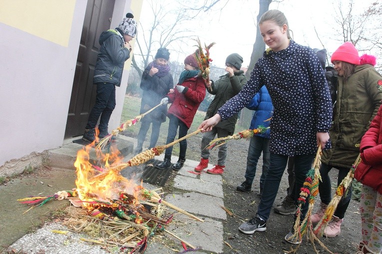 Palenie palm na Środę Popielcową