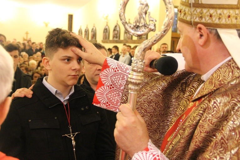 Bierzmowanie w parafii Krzyża św. w Dębicy