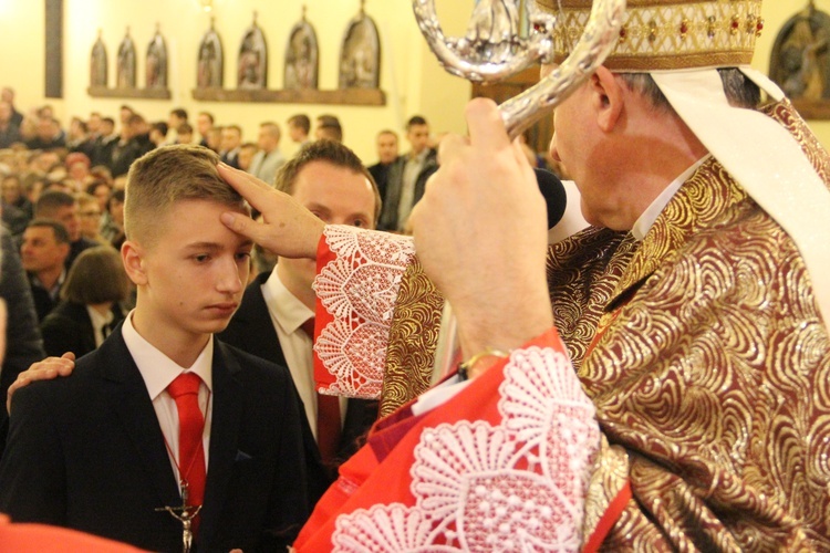 Bierzmowanie w parafii Krzyża św. w Dębicy