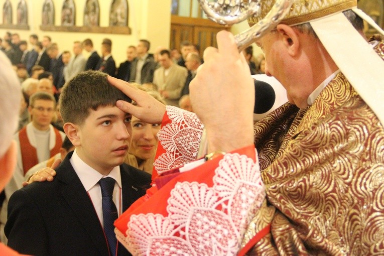 Bierzmowanie w parafii Krzyża św. w Dębicy