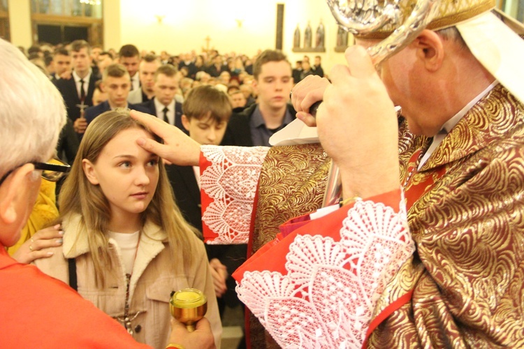 Bierzmowanie w parafii Krzyża św. w Dębicy