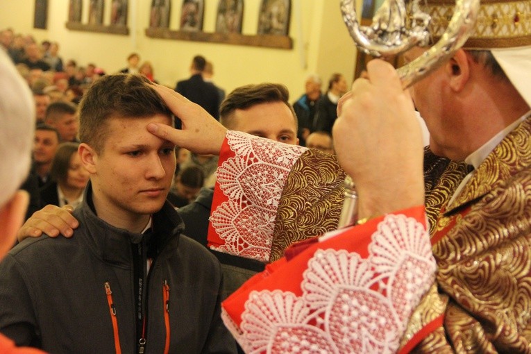 Bierzmowanie w parafii Krzyża św. w Dębicy