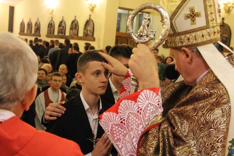 Bierzmowanie w parafii Krzyża św. w Dębicy