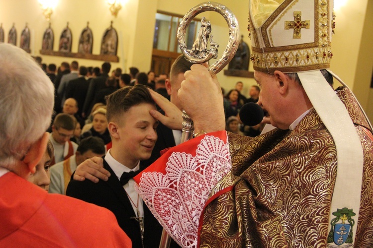 Bierzmowanie w parafii Krzyża św. w Dębicy