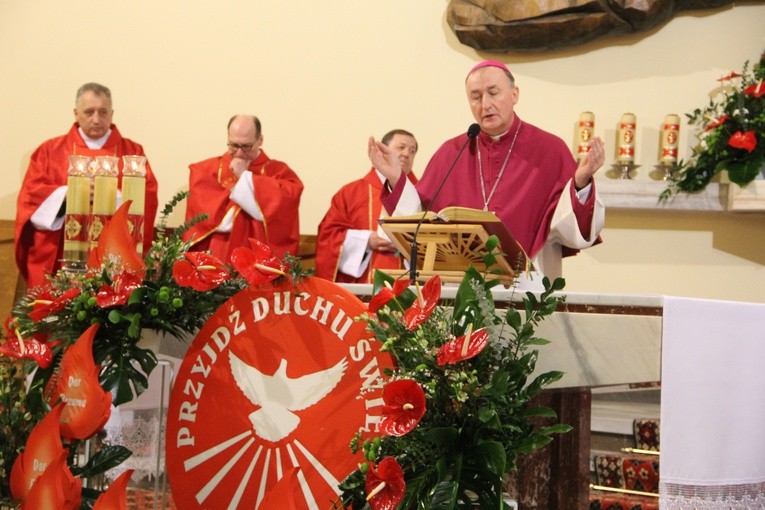 Bierzmowanie w parafii Krzyża św. w Dębicy