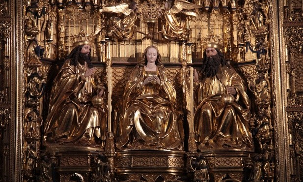 Ołtarz Koronacji Najświętszej Marii Panny jest jednym z cenniejszych zabytków w bazylice Mariackiej
