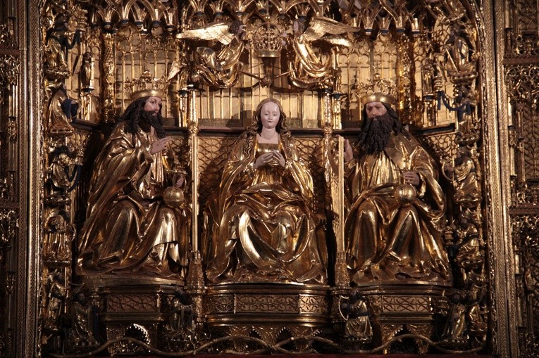 Ołtarz Koronacji Najświętszej Marii Panny jest jednym z cenniejszych zabytków w bazylice Mariackiej