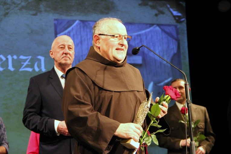 Statuetkę odebrał gwardian o. Stanisław Górka