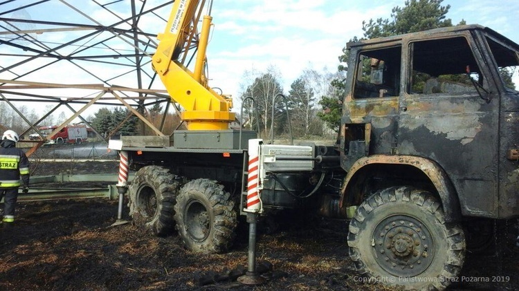 Mysłowice: pożar traw i spalony podnośnik Pogotowia Energetycznego