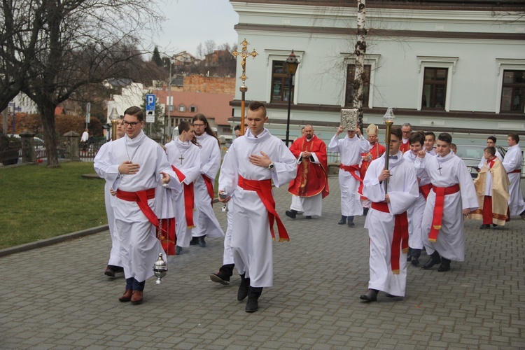 Bierzmowanie w bocheńskiej bazylice - I Msza św.