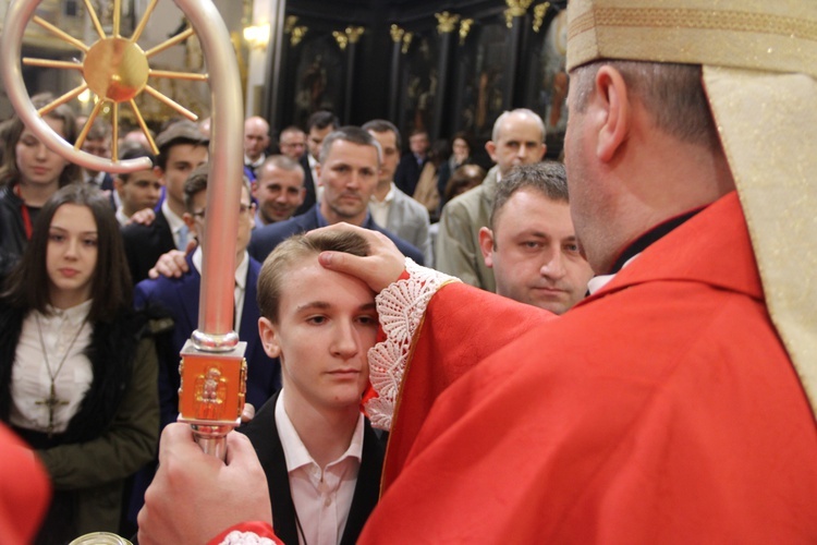 Bierzmowanie w bocheńskiej bazylice - II Msza św. 