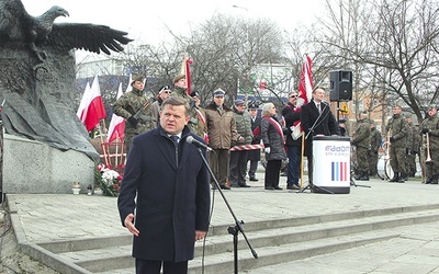 Podczas uroczystości pod pomnikiem przemawiał Wojciech Skurkiewicz.