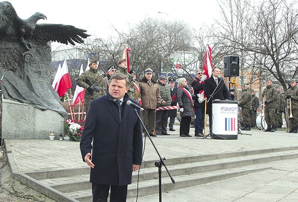 Podczas uroczystości pod pomnikiem przemawiał Wojciech Skurkiewicz.