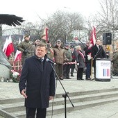 Podczas uroczystości pod pomnikiem przemawiał Wojciech Skurkiewicz.