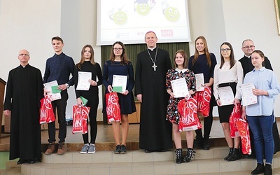 Laureaci pierwszych 7 miejsc z bp. Piotrem Turzyńskim, rektorem ks. Jarosławem Wojtkunem (pierwszy z lewej)  i ks. Stanisławem Piekielnikiem.