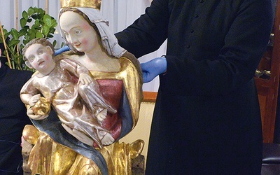Przed oficjalnym pokazem  w radomskiej katedrze figurę w kurii zademonstrował  ks. Michał Krawczyk.