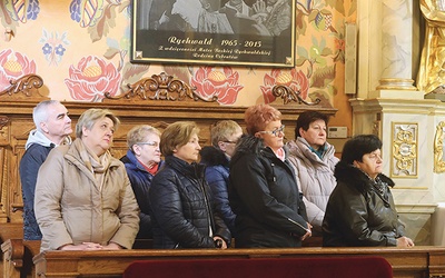 Modlitwa rycerzy w bazylice w Rychwałdzie.