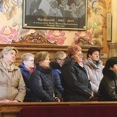Modlitwa rycerzy w bazylice w Rychwałdzie.