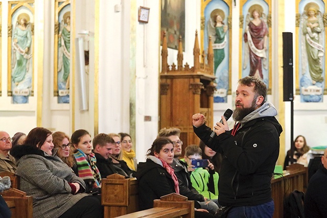 Witek Wilk podczas spotkania z młodzieżą w Oświęcimiu.