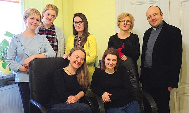 Nauczycielki cieszyńskiego KLO z dyrektorem, ks. Tomaszem Sroką.