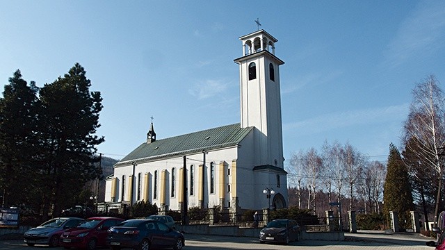 Kościół wybudowany w latach 50. XX w. wysiłkiem całych rodzin.