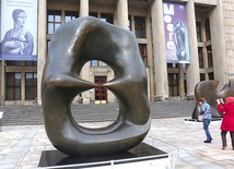 Tworząc abstrakcyjny „Owal ze szpicami”, artysta inspirował się freskiem Michała Anioła „Stworzenie Adama”.