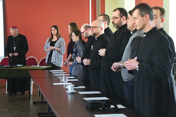 ▲	Spotkanie dekanalnych duszpasterzy młodzieży i Diecezjalnej Młodzieżowej Rady Duszpasterskiej z bp. Piotrem Liberą.