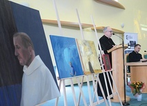 ▲	Prelekcjom i dyskusji towarzyszyła wystawa czterech obrazów Marty Makarczuk zatytułowanych: „Złoty”, „Niebieski”, „Łzy” i „Kwadrat łez”.